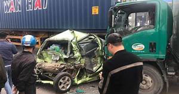 Xe tải tông bẹp 2 ô tô dừng chờ đèn đỏ, nhiều người bị thương tại Hà Nội