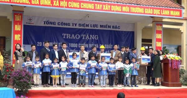 Bắc Giang: EVNNPC trao tặng quà tại Trường Tiểu học Hợp Thịnh số 2