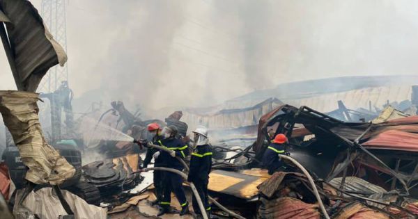 Hà Nội: Cháy lớn tại xưởng gỗ rộng hàng nghìn mét vuông ở Hoài Đức