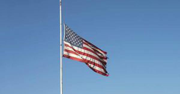 Tổng thống Trump ra lệnh treo cờ rủ tưởng nhớ 2 sĩ quan thiệt mạng trong vụ bạo loạn