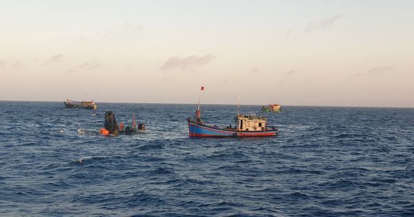 Trục vớt tàu cá chìm ở Côn Đảo, tìm thấy thi thể ngư dân mất tích