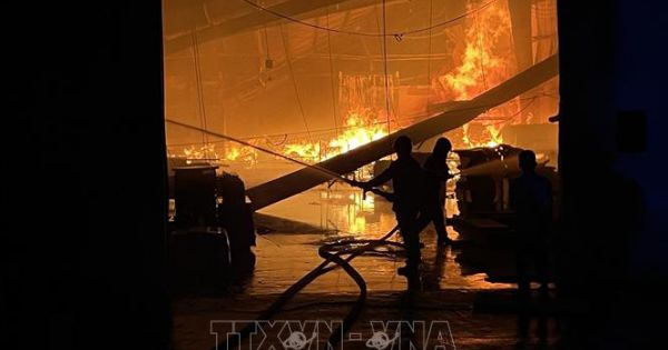Bình Dương: Cháy lớn giữa đêm tại một công ty sản xuất đồ gỗ