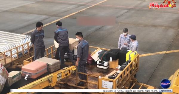 Kỷ luật 2 nhân viên ném hành lý của khách ở sân bay Phú Bài