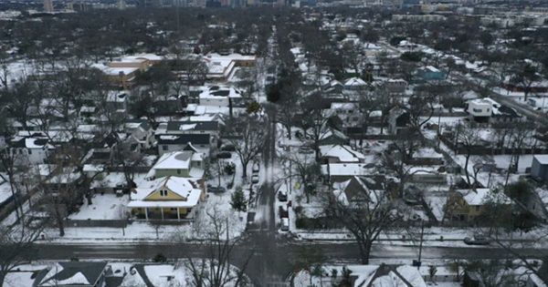 Mỹ: Trong bão tuyết, Texas vẫn không chịu giảm 16 tỷ USD tiền điện