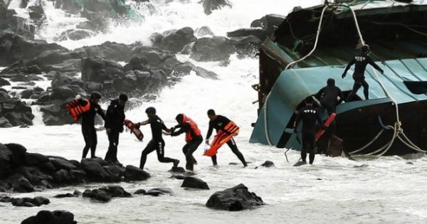 Bỏ ra 300.000 USD tiền chuộc, 14 thủy thủ trên tàu cá Trung Quốc được trả tự do