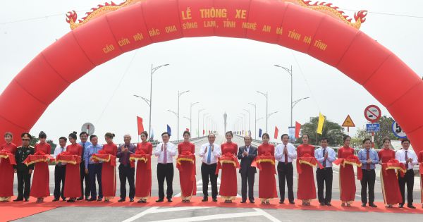 Thủ tướng Nguyễn Xuân Phúc dự lễ thông xe cầu Cửa Hội bắc qua sông Lam