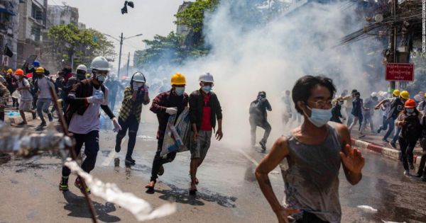 Myanmar: Người biểu tình sử dụng bom xăng chống trả cảnh sát