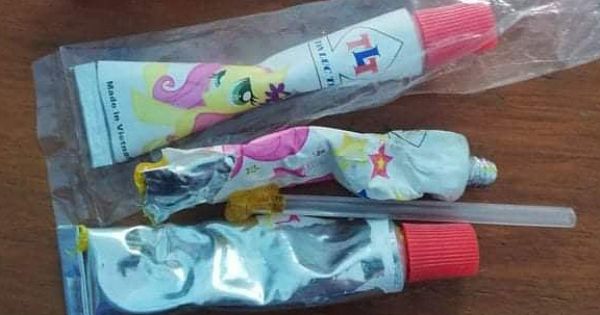 Ba học sinh tiểu học phải cấp cứu do thổi keo bong bóng tại Quảng Bình