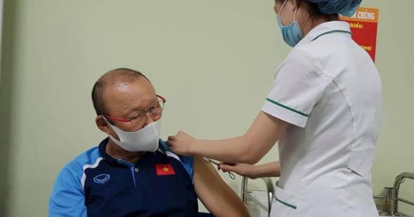 HLV Park Hang Seo tiêm vắc xin phòng Covid-19