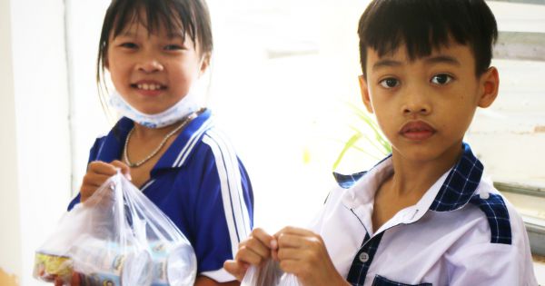 Kiên Giang: Ông Đoàn Ngọc Hải tặng 500 phần quà cho học sinh tại xã Hàm Ninh, TP Phú Quốc