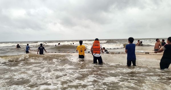 Hàng trăm người tìm kiếm tung tích 3 em nhỏ mất tích trên biển ở Thanh Hóa