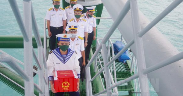 Cán bộ, chiến sĩ tàu 792 Hải quân bầu cử trên vùng biển phía Nam Tổ quốc