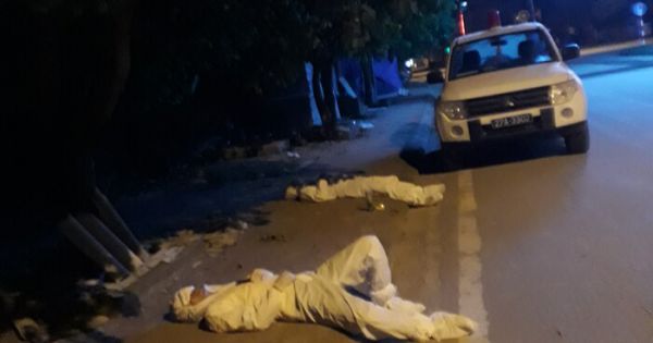 Hình ảnh gây xúc động: Nhân viên y tế Điện Biên ngủ gục bên vệ đường