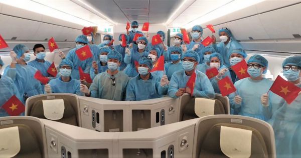 Vietnam Airlines vận chuyển miễn phí nhân lực y tế chống dịch COVID-19