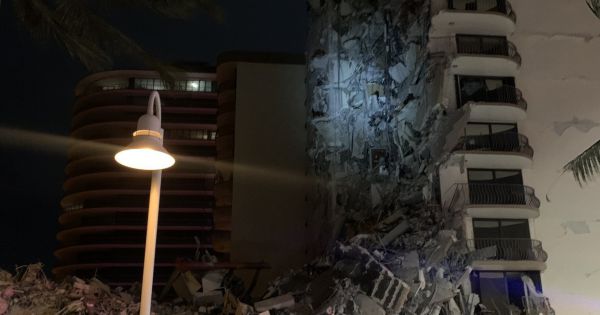 Tòa nhà 12 tầng ở Mỹ bất ngờ đổ sập giữa đêm