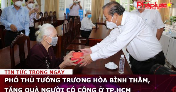 Phó Thủ tướng Trương Hòa Bình thăm, tặng quà người có công ở TP.HCM