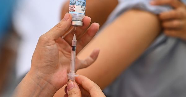 Tìm được nguồn vaccine, 4 hiệp hội muốn Chính phủ hỗ trợ thủ tục nhập