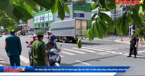 Ghi nhận hình ảnh Thành phố Hồ Chí Minh ngày đầu siết chặt các biện pháp tăng cường phòng chống dịch