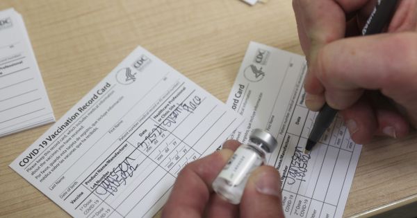 Mỹ truy tố 15 đối tượng mua bán giấy chứng nhận giả tiêm vắc xin ngừa Covid-19