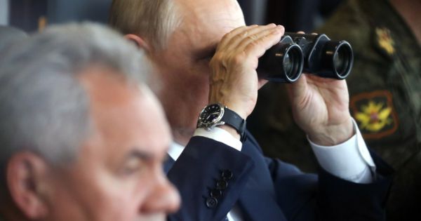 Tổng thống Nga Putin phải tự cách ly vì tiếp xúc với người mắc Covid-19