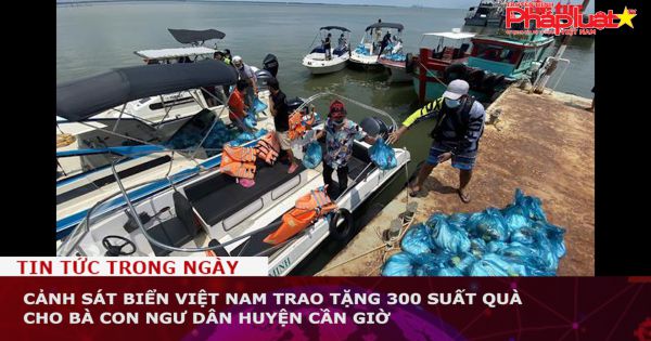 Cảnh sát biển Việt Nam trao tặng 300 suất quà cho bà con ngư dân huyện Cần Giờ