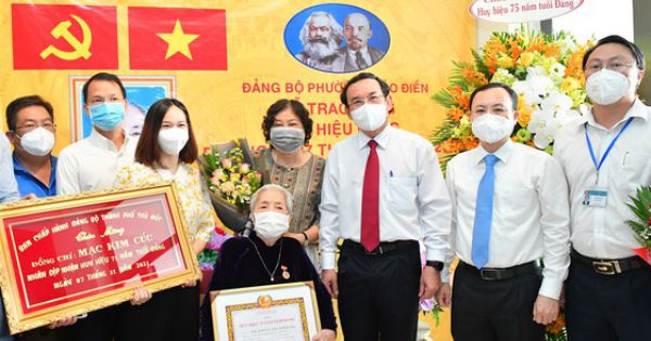 Bí thư Thành ủy TPHCM Nguyễn Văn Nên trao Huy hiệu 75 năm tuổi Đảng cho các đảng viên