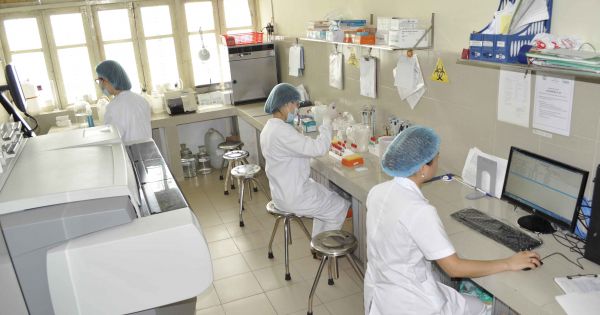 Bệnh viện Bạch Mai nhận máy giải trình tự gene virus do Mỹ trao tặng