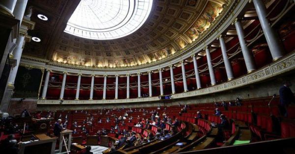 Quốc hội Pháp ngừng họp vì phát biểu “chọc giận” của ông Macron với người dân chưa tiêm vắc xin