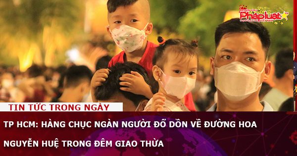 TP HCM: Hàng chục ngàn người đổ dồn về đường hoa Nguyễn Huệ trong đêm Giao thừa