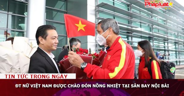 ĐT nữ Việt Nam được chào đón nồng nhiệt tại sân bay Nội Bài