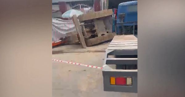 Nghệ An: Vụ máy múc rơi từ xe tải đè chết một người, tạm giữ hình sự tài xế