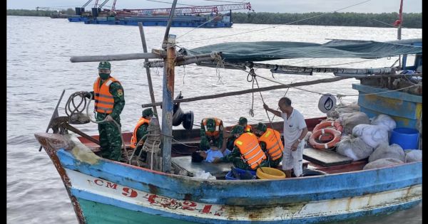 Bạc Liêu: Đồn Biên phòng Gành Hào cứu sống người bị nạn trên biển