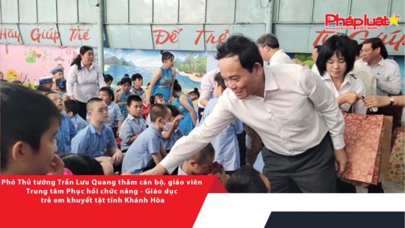 Phó Thủ tướng Trần Lưu Quang thăm cán bộ, giáo viên Trung tâm Phục hồi chức năng - Giáo dục trẻ em khuyết tật tỉnh Khánh Hòa