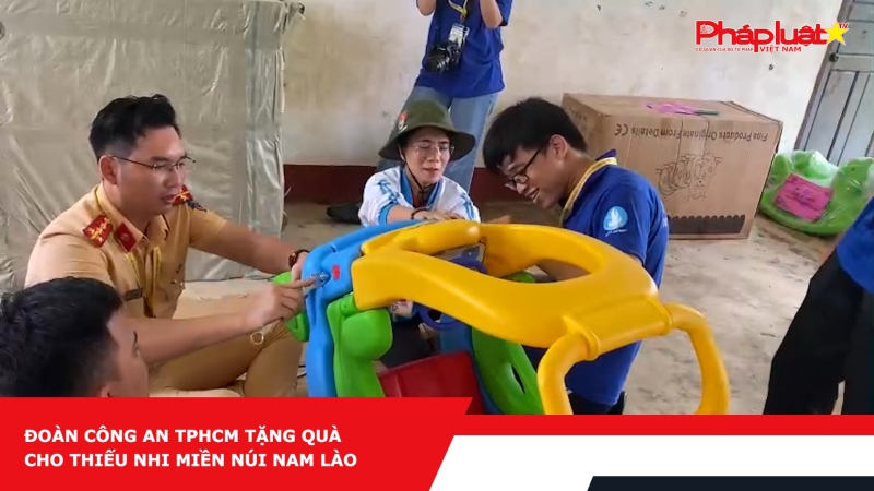 Đoàn công an TPHCM tặng quà cho thiếu nhi miền núi Nam Lào