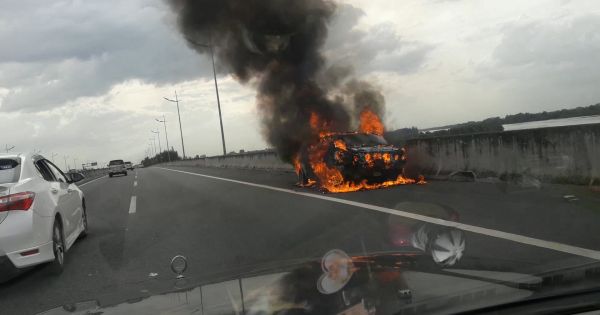 Ô tô bốc cháy trên đường cao tốc Trung Lương - TP.HCM