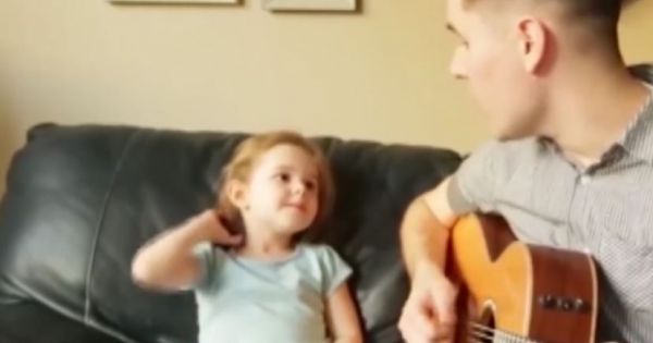 Bé 4 tuổi hát cùng bố gây sốt cộng đồng mạng