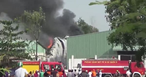 TP HCM: Cháy lớn tại kho phế liệu 700 mét vuông