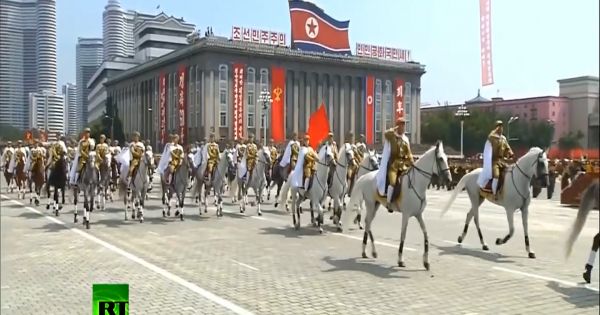 Binh lính Bắc Triều Tiên diễu hành lễ Mặt Trời dưới hiểm hoạ chiến tranh