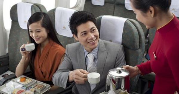 Tiếp viên hàng không tiết lộ: Không nên uống trà, cà phê trên máy bay