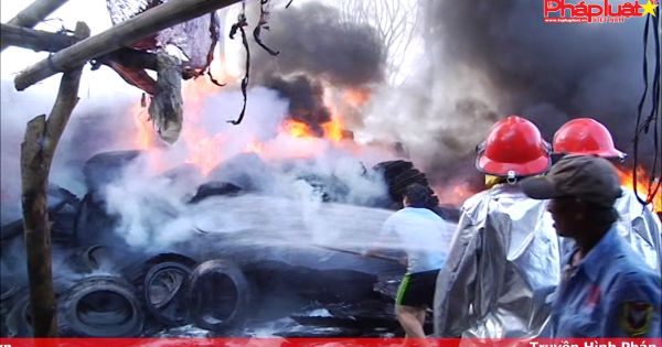 Cháy lớn tại 2 cơ sở kinh doanh lốp xe ô tô gây thiệt hại nặng
