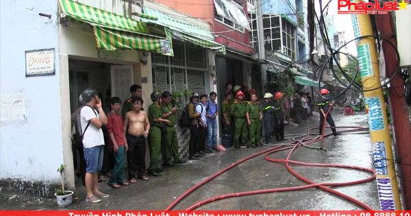 Hàng chục chiến sĩ chữa cháy tại trung tâm thành phố