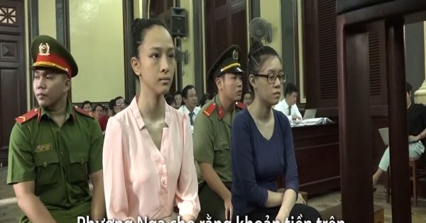 Mẹ Phương Nga nói lời yêu con gái khi cô xuống xe tù
