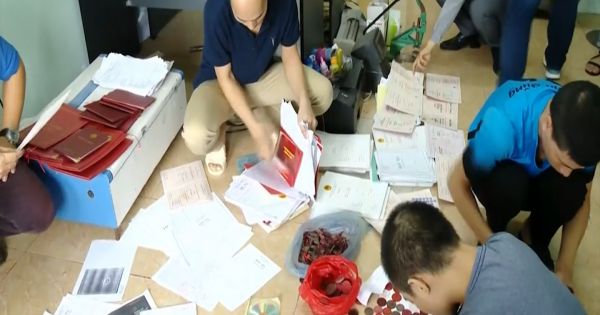 Xưởng sản xuất hàng nghìn giấy tờ giả ở Hà Nội