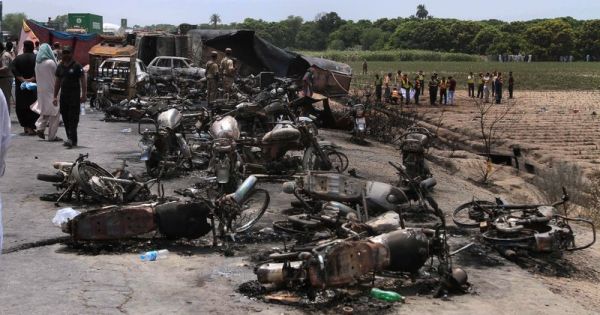 Hơn 150 người thiệt mạng vì xe tải chở nhiên liệu bị lật và phát nổ ở Pakistan