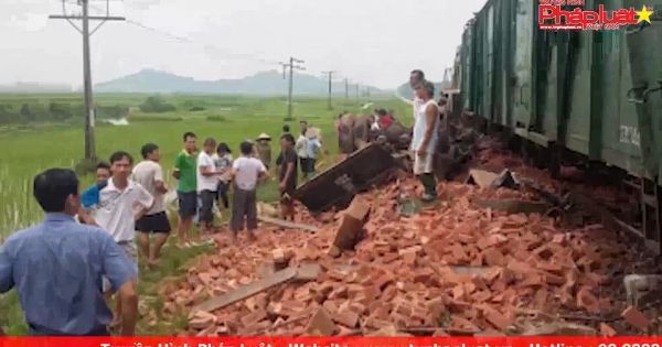 Hà Nội: Tàu hỏa đâm xe tải chở gạch, tài xế tử vong tại chỗ