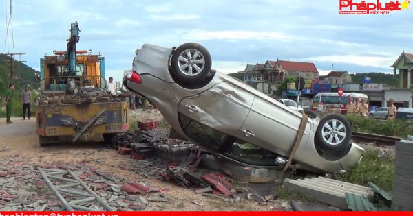 Nghệ An: Tàu hỏa đâm xe ô tô, 2 người chết 2 người bị thương