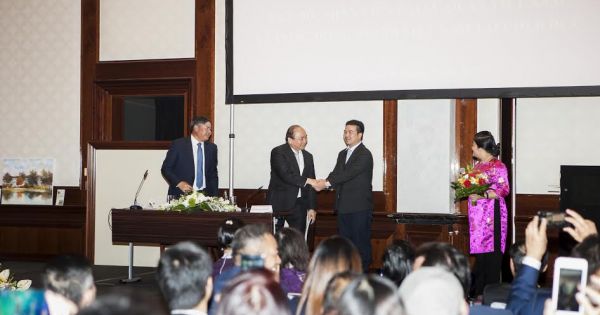Ông Mai Vũ Minh tài trợ chương trình tặng tranh cho Đại sứ quán Việt Nam tại Đức