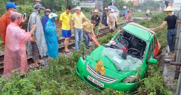 Hà Nội: Tàu hỏa kéo lê taxi, tài xế nguy kịch