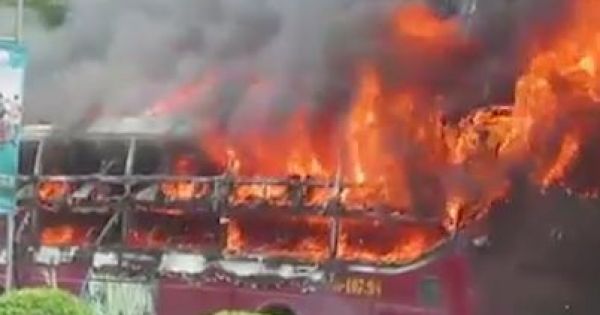 Nghệ An: Ngọn lửa xe khách ngùn ngụt trên QL7A