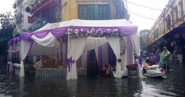 Hình ảnh các đám cưới trong ngày mưa bão khiến người ta chạnh lòng